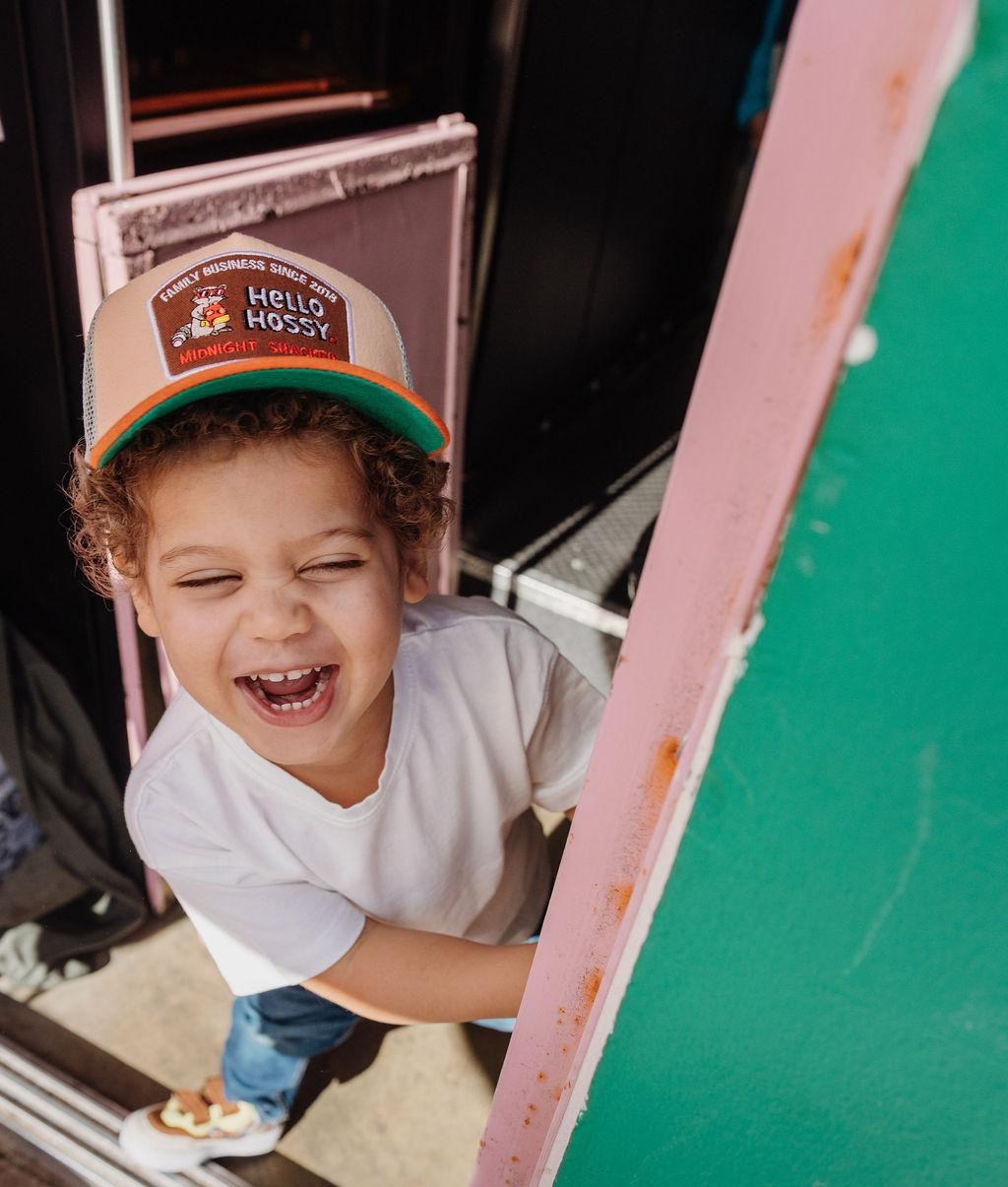 Boné infantil bege com pala curva, patch Hello Hossy