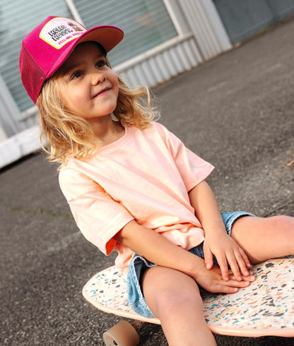 Criança a usar o boné fuchsia com pala curva e patch de cão Hello Hossy