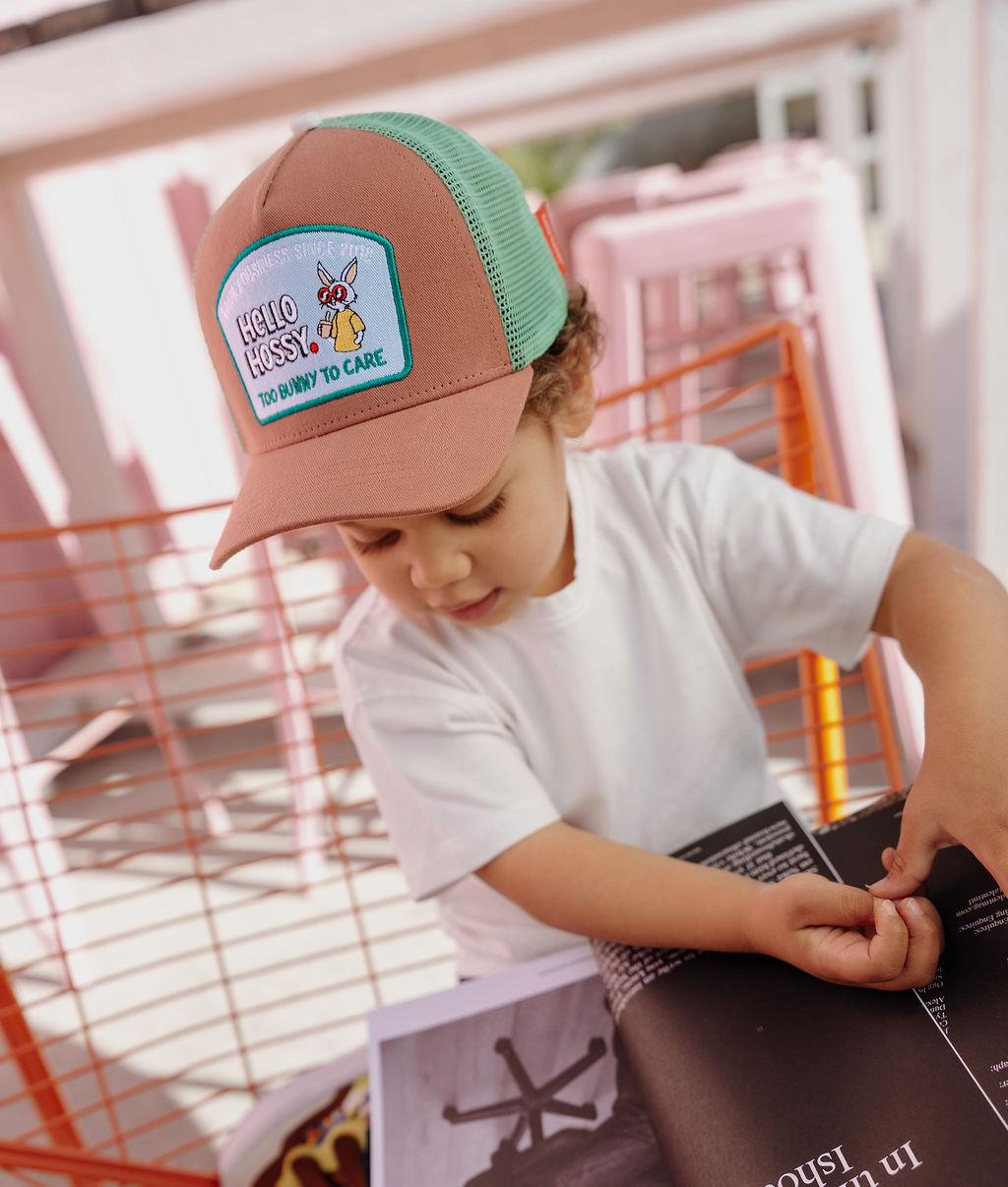 Boné infantil castanho e verde com pala curva e patch de coelho Hello Hossy