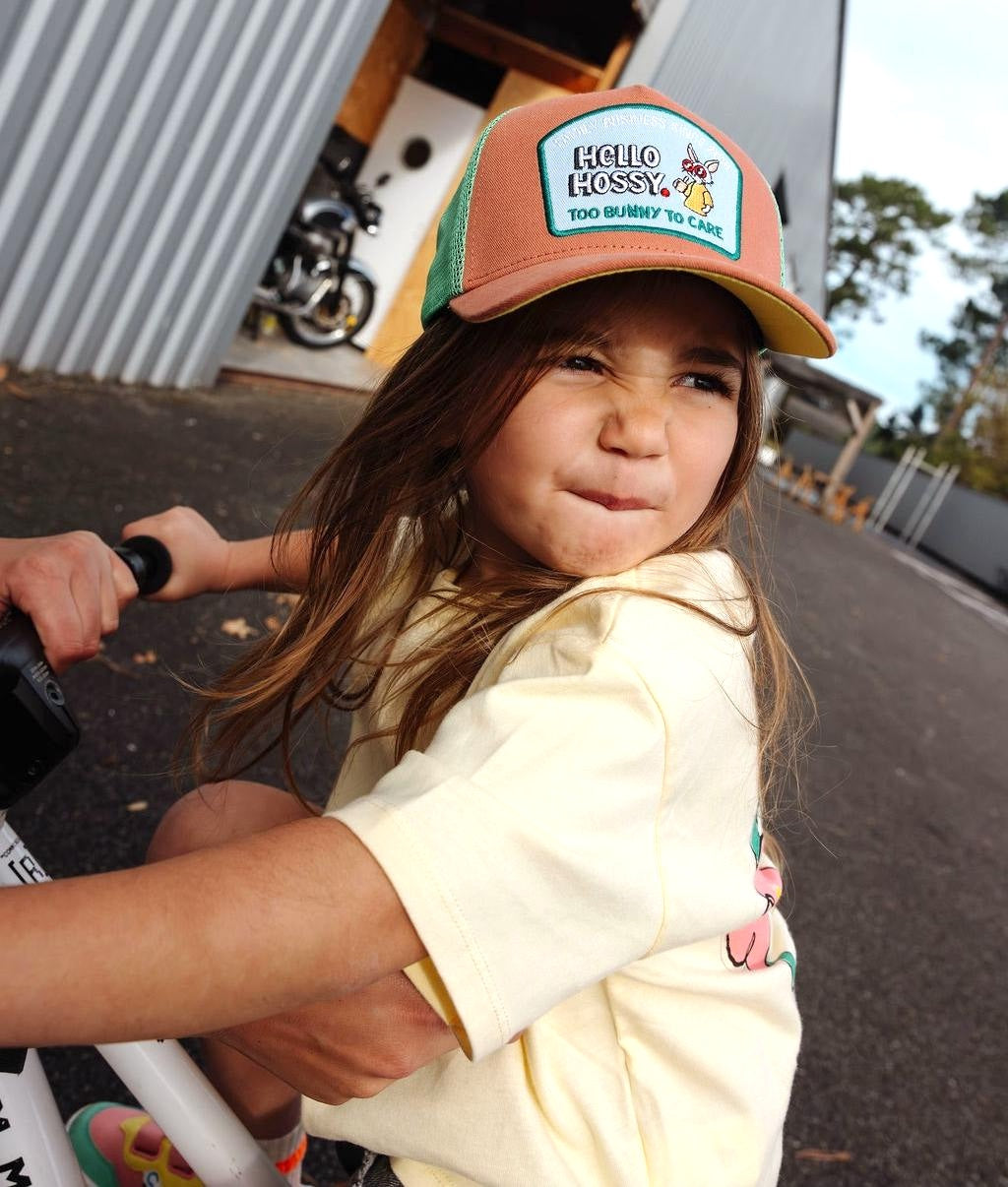 Boné trucker para criança castanho e verde, pala curva, patch de coelho, Hello Hossy