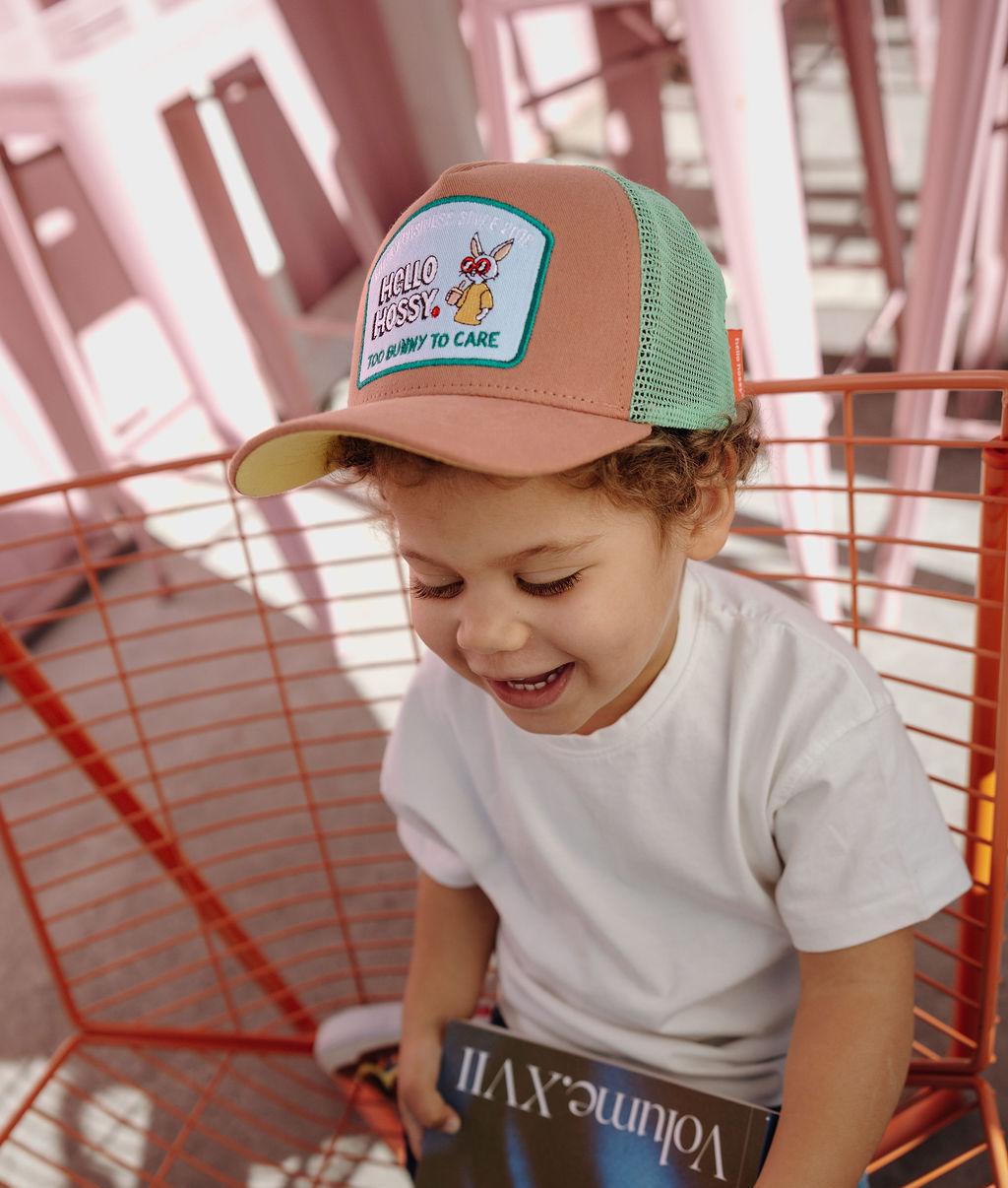 Boné infantil castanho e verde com pala curva e patch de coelho Hello Hossy