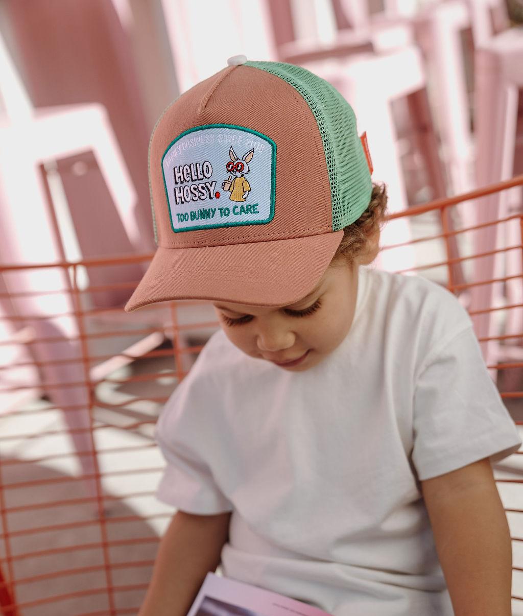 Boné infantil castanho e verde com pala curva e patch de coelho Hello Hossy