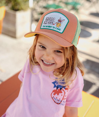 Boné infantil castanho e verde com pala curva e patch de coelho Hello Hossy