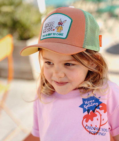 Boné infantil castanho e verde com pala curva e patch de coelho Hello Hossy