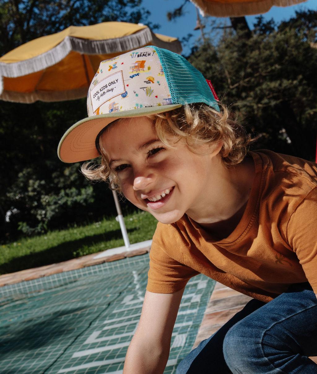 Boné infantil bege e azul, estampado de praia, rede traseira, pala curva Hello Hossy