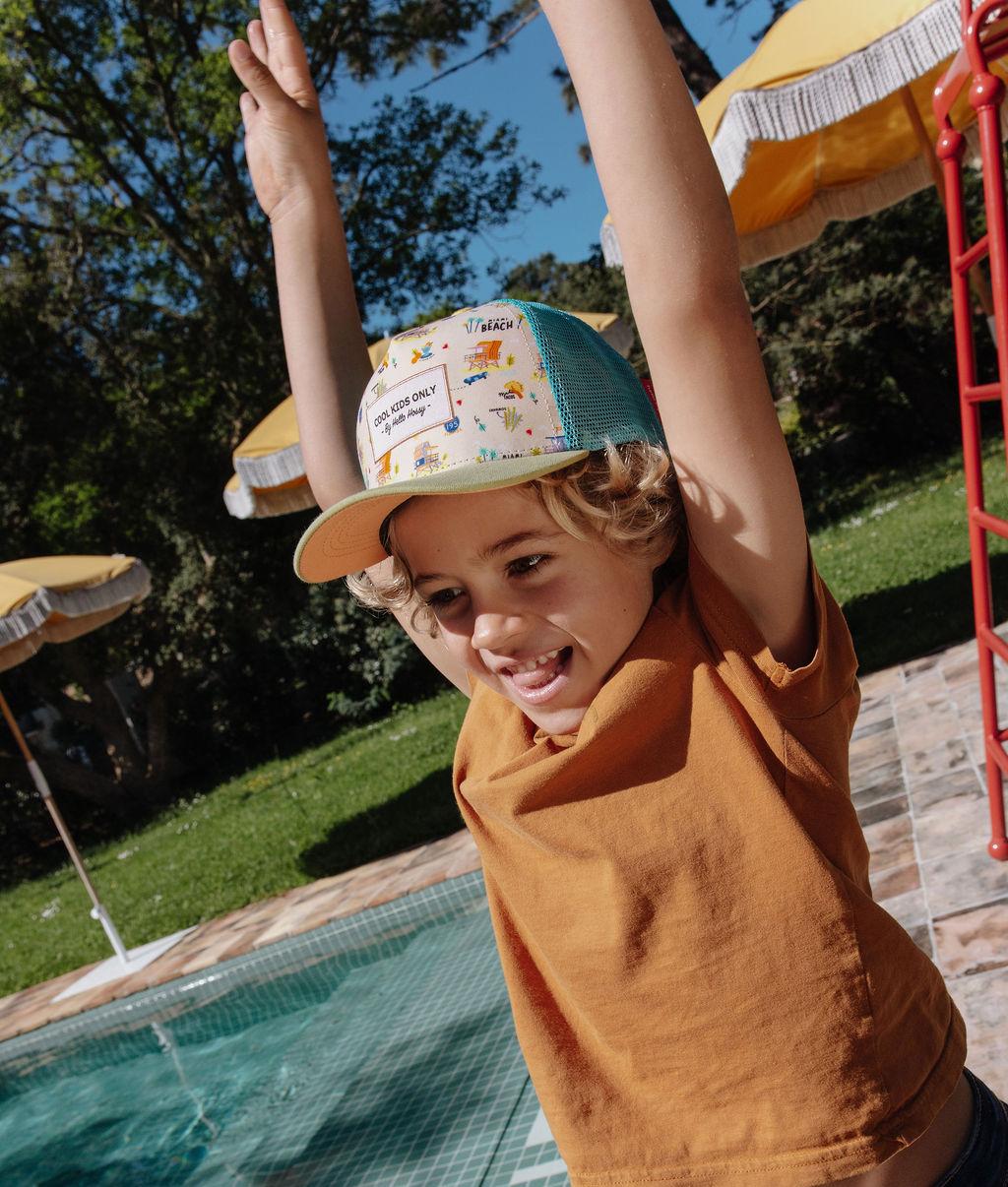Boné infantil bege e azul, estampado de praia, rede traseira, pala curva Hello Hossy