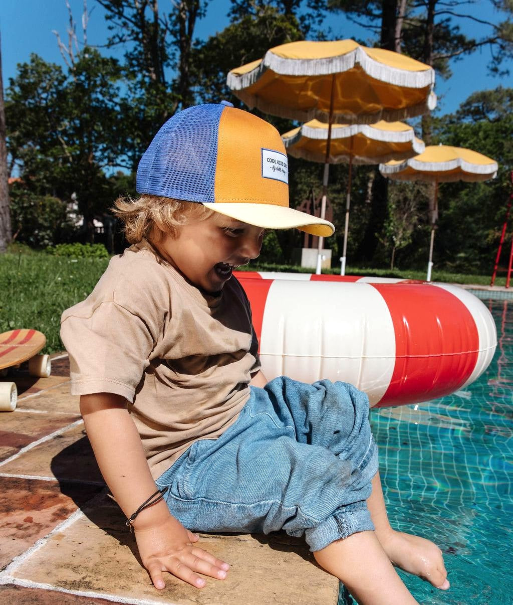 Boné infantil Camel, rede azul, pala curva, bordado Hello Hossy