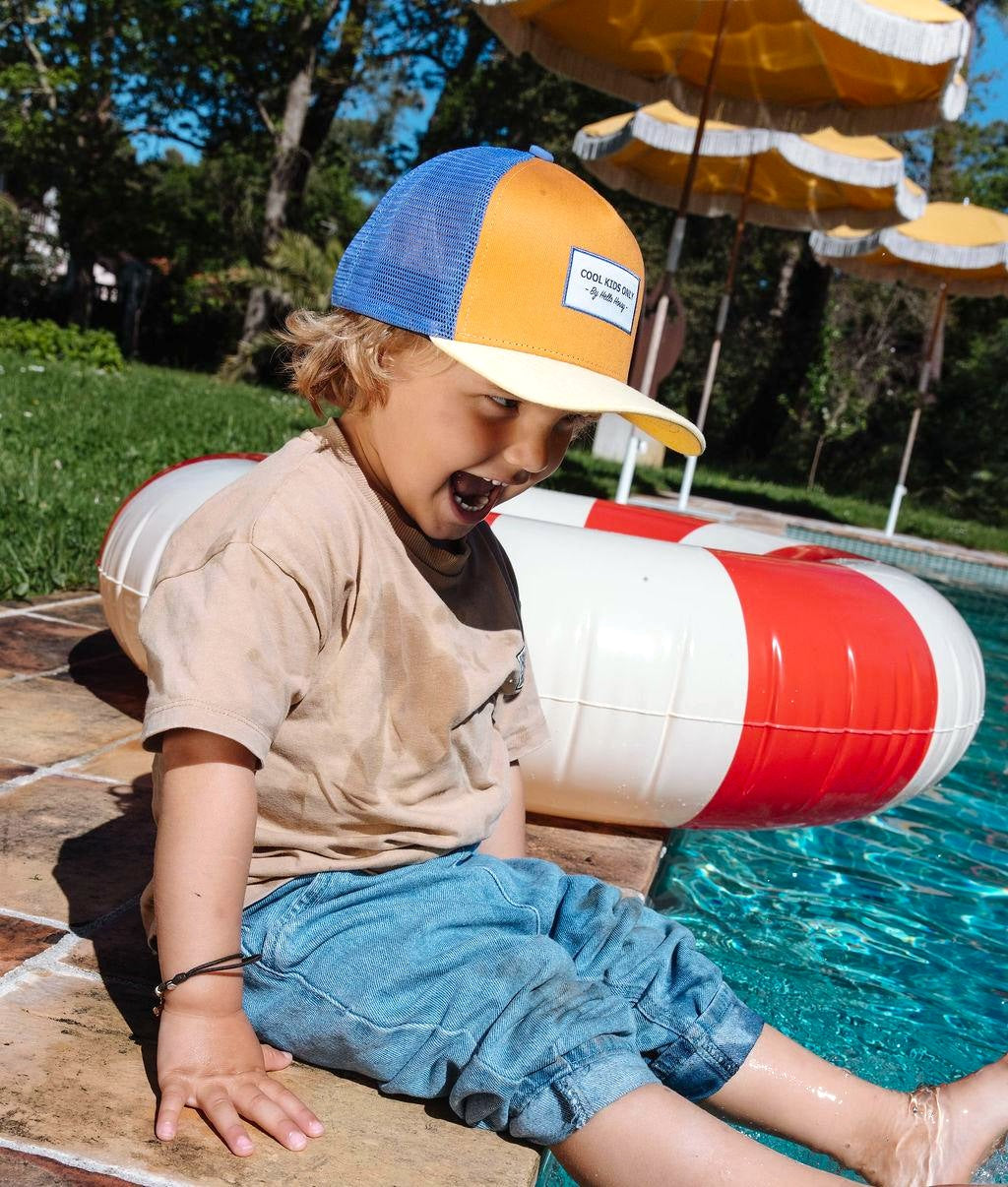 Boné infantil Camel com rede azul, pala curva e bordado Cool Kids Only Hello Hossy