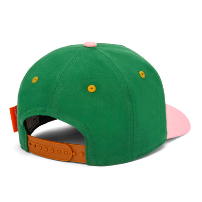 Boné infantil verde usado, detalhe do fecho traseiro Hello Hossy