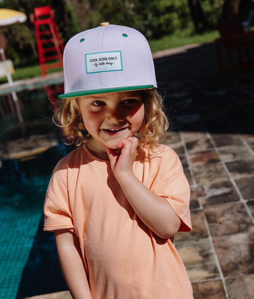 Boné infantil rosa com pala verde, pala plana, vista de frente Hello Hossy