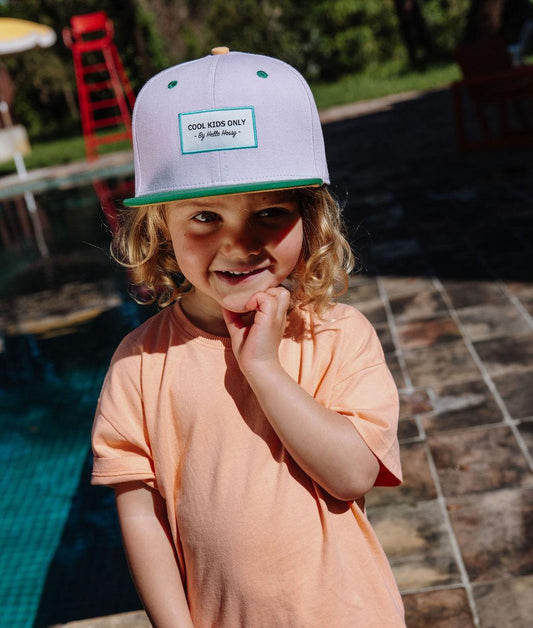 Boné infantil rosa com pala verde, pala plana, vista de frente Hello Hossy