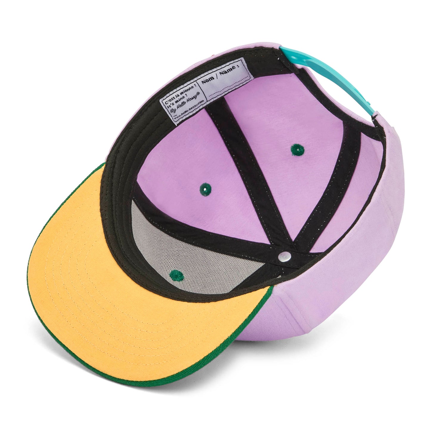 Boné infantil rosa com pala verde, detalhe da etiqueta interior Hello Hossy