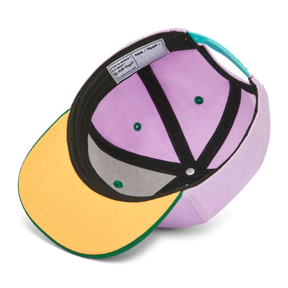 Boné infantil rosa com pala verde, detalhe da etiqueta interior Hello Hossy