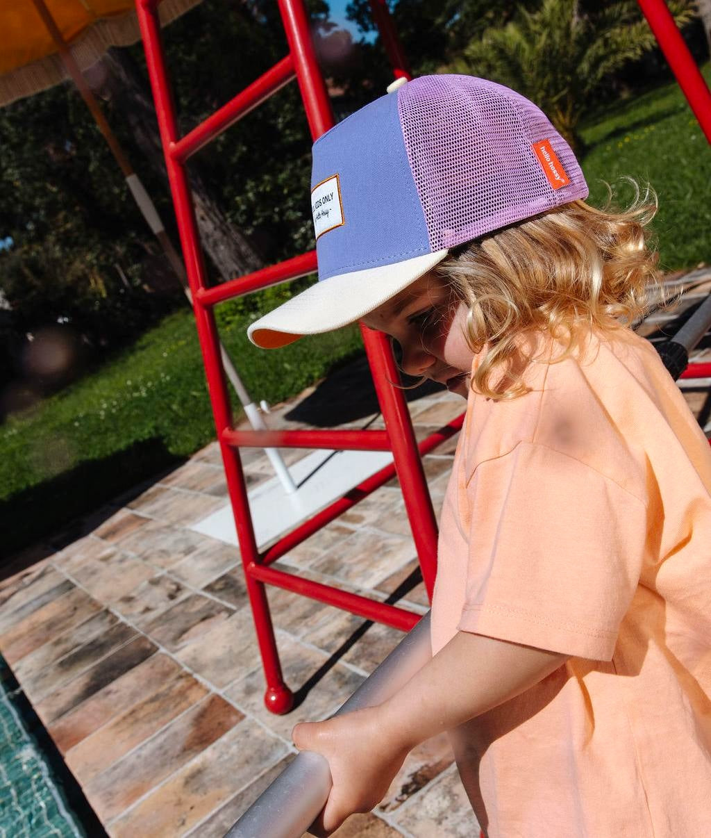 Boné infantil violette trucker com pala bege, usado Hello Hossy