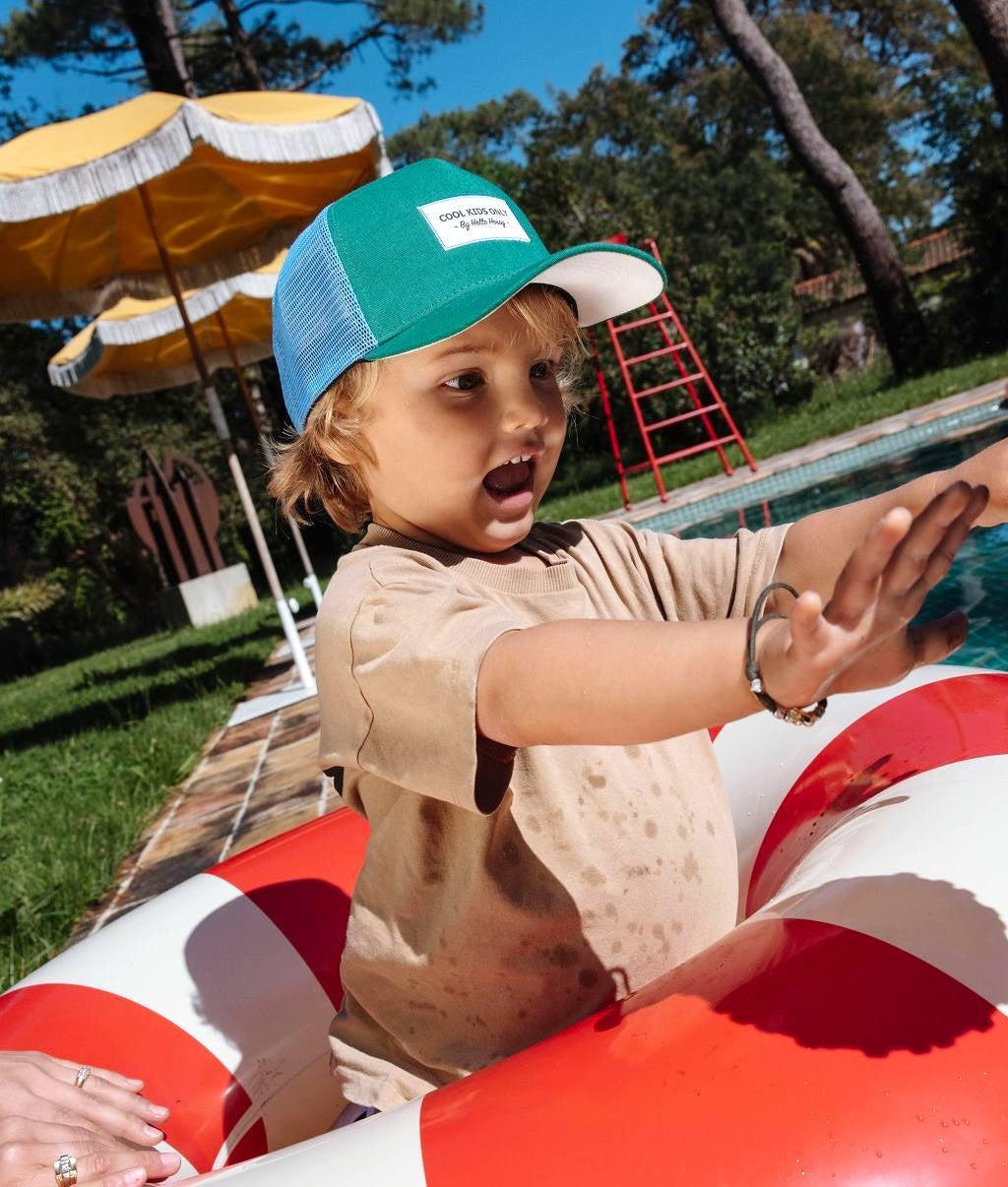 Boné infantil verde e azul com rede traseira e pala curva Hello Hossy
