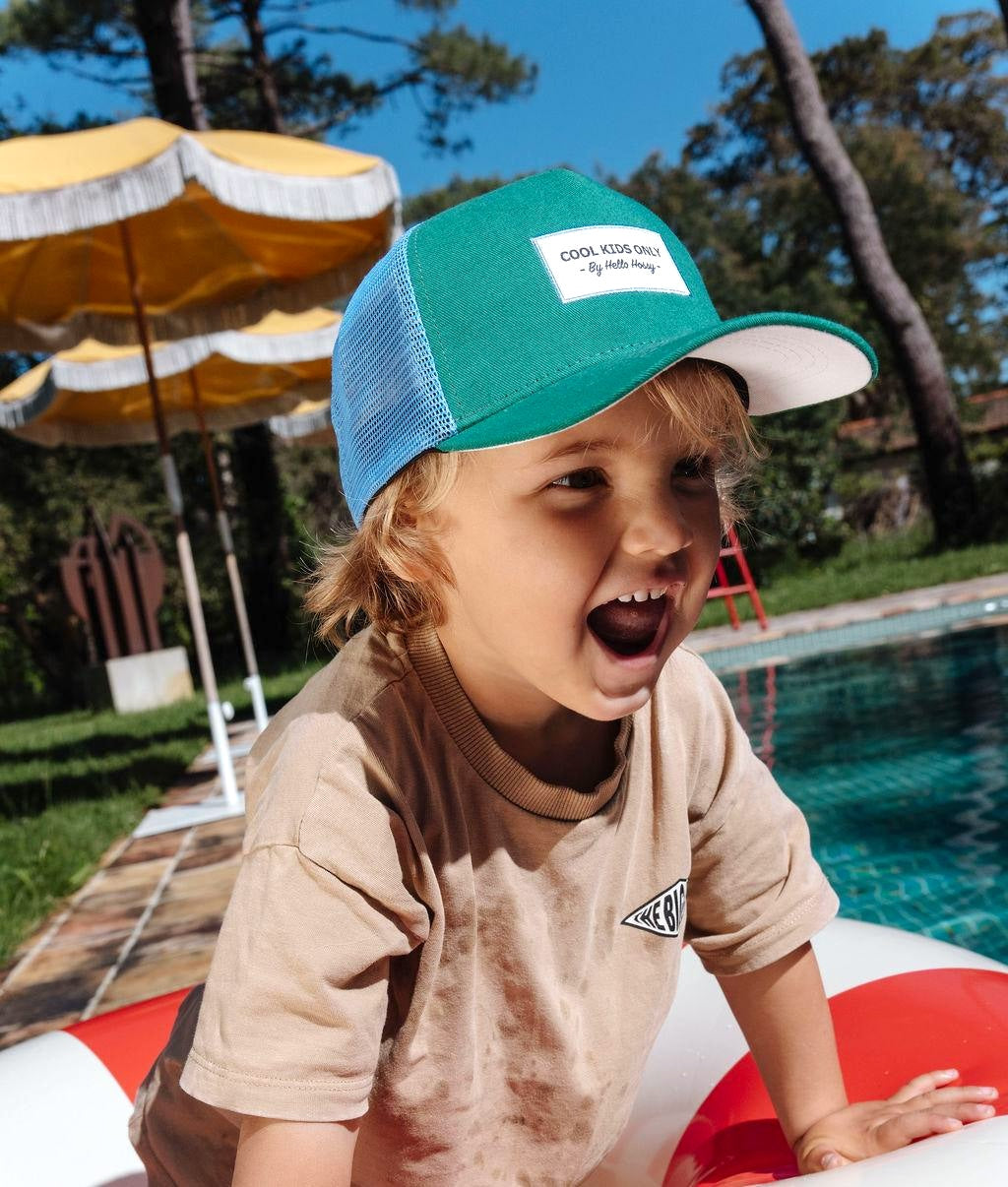 Boné infantil verde e azul, rede traseira, pala curva, usado Hello Hossy