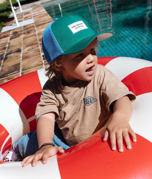 Boné infantil verde e azul com rede traseira e pala curva Hello Hossy