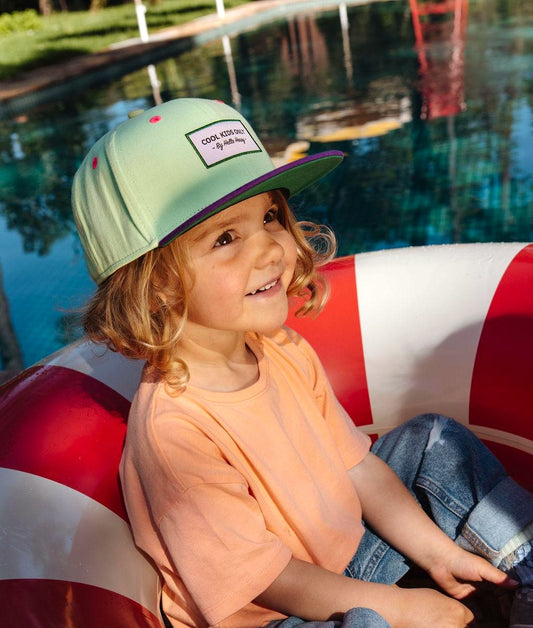 Boné infantil verde menta, pala violette, pala plana, vista de perfil Hello Hossy