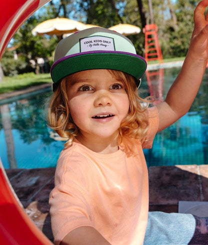 Boné infantil verde-menta com pala violette, vista de frente Hello Hossy