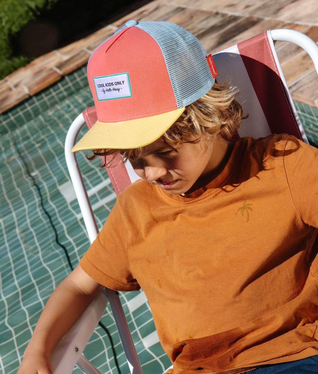 Boné infantil laranja, rede azul-clara, em uso Hello Hossy