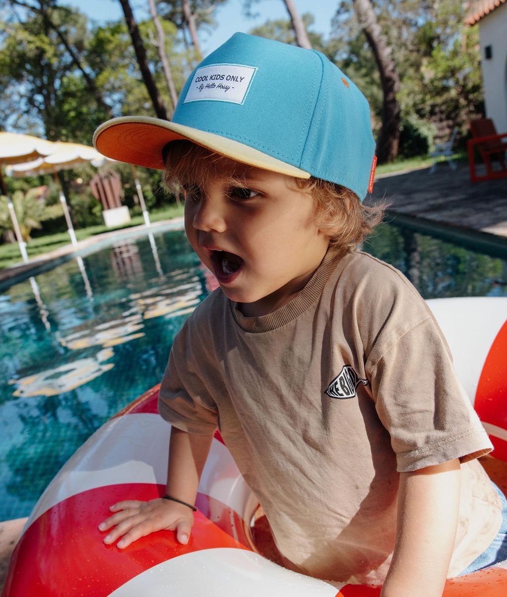 Boné infantil azul com pala amarela e bordado Cool Kids Hello Hossy