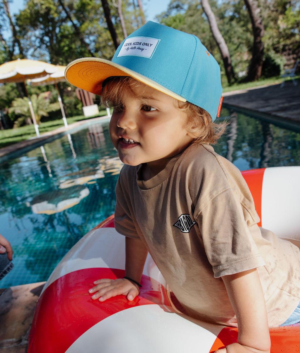 Boné infantil azul com pala amarela e bordado Cool Kids Hello Hossy