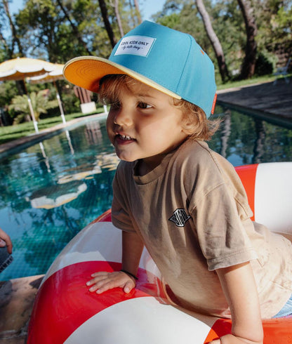 Boné infantil azul com pala amarela e bordado Cool Kids Hello Hossy