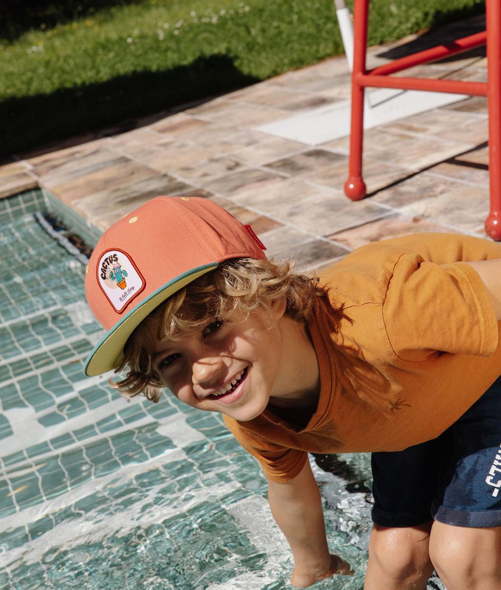 Boné infantil laranja com pala reta e patch Hello Hossy