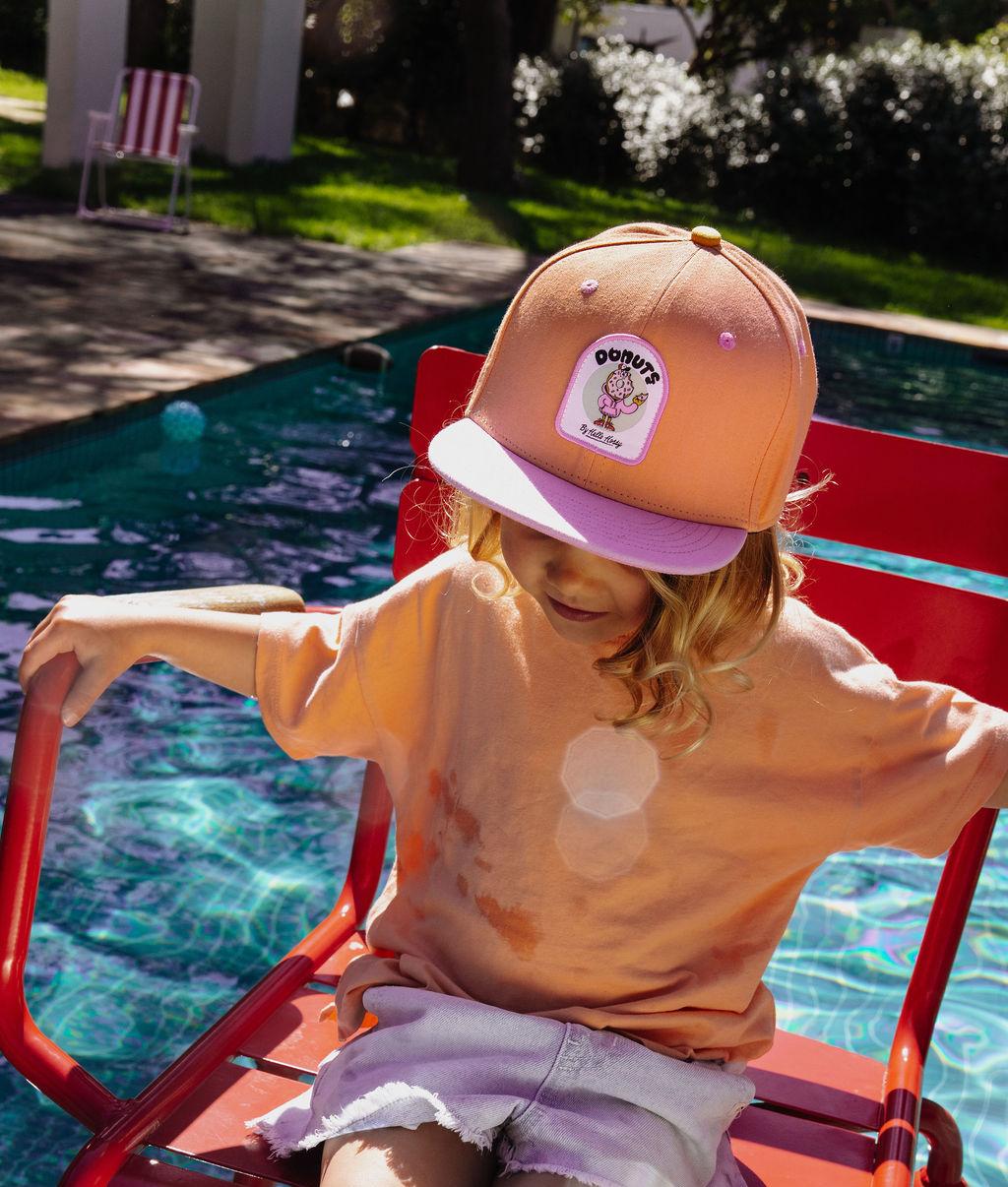 Boné infantil laranja e rosa com patch donuts, pala reta Hello Hossy