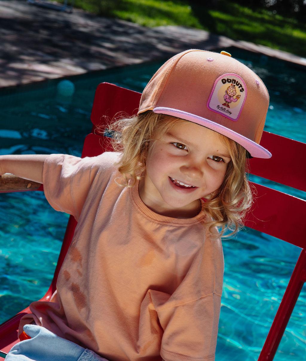 Boné infantil laranja e rosa com patch donuts, pala reta Hello Hossy