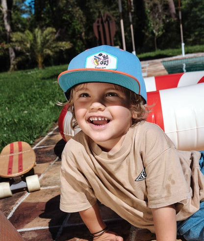 Boné infantil azul e laranja com patch Hot Dog e pala reta Hello Hossy