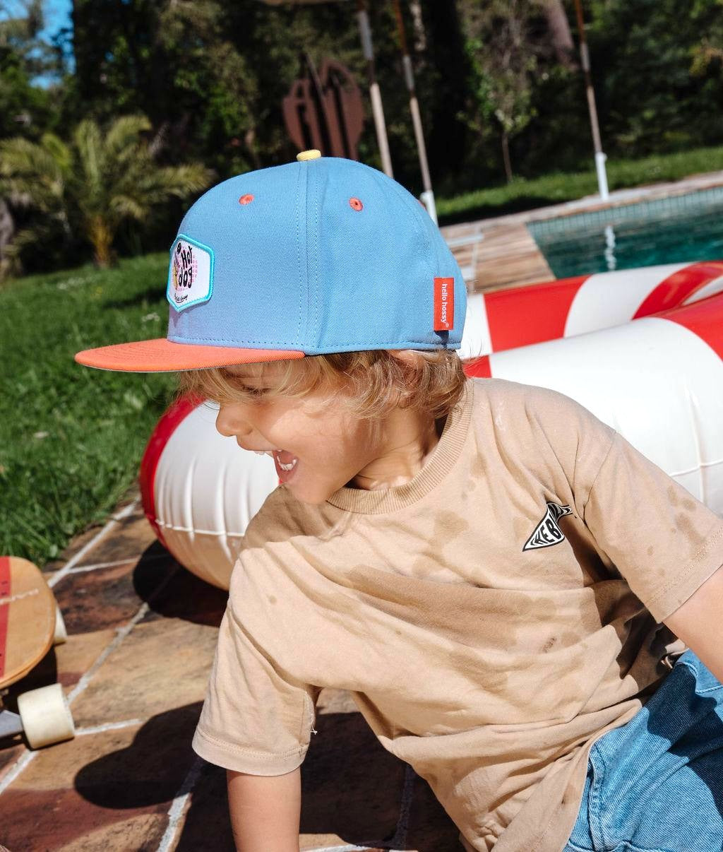 Boné infantil azul e laranja com patch Hot Dog e pala reta Hello Hossy