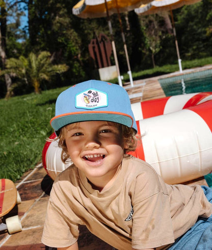Boné infantil azul e laranja com patch Hot Dog e pala reta Hello Hossy