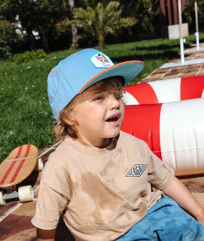 Boné infantil azul e laranja com patch Hot Dog e pala reta Hello Hossy