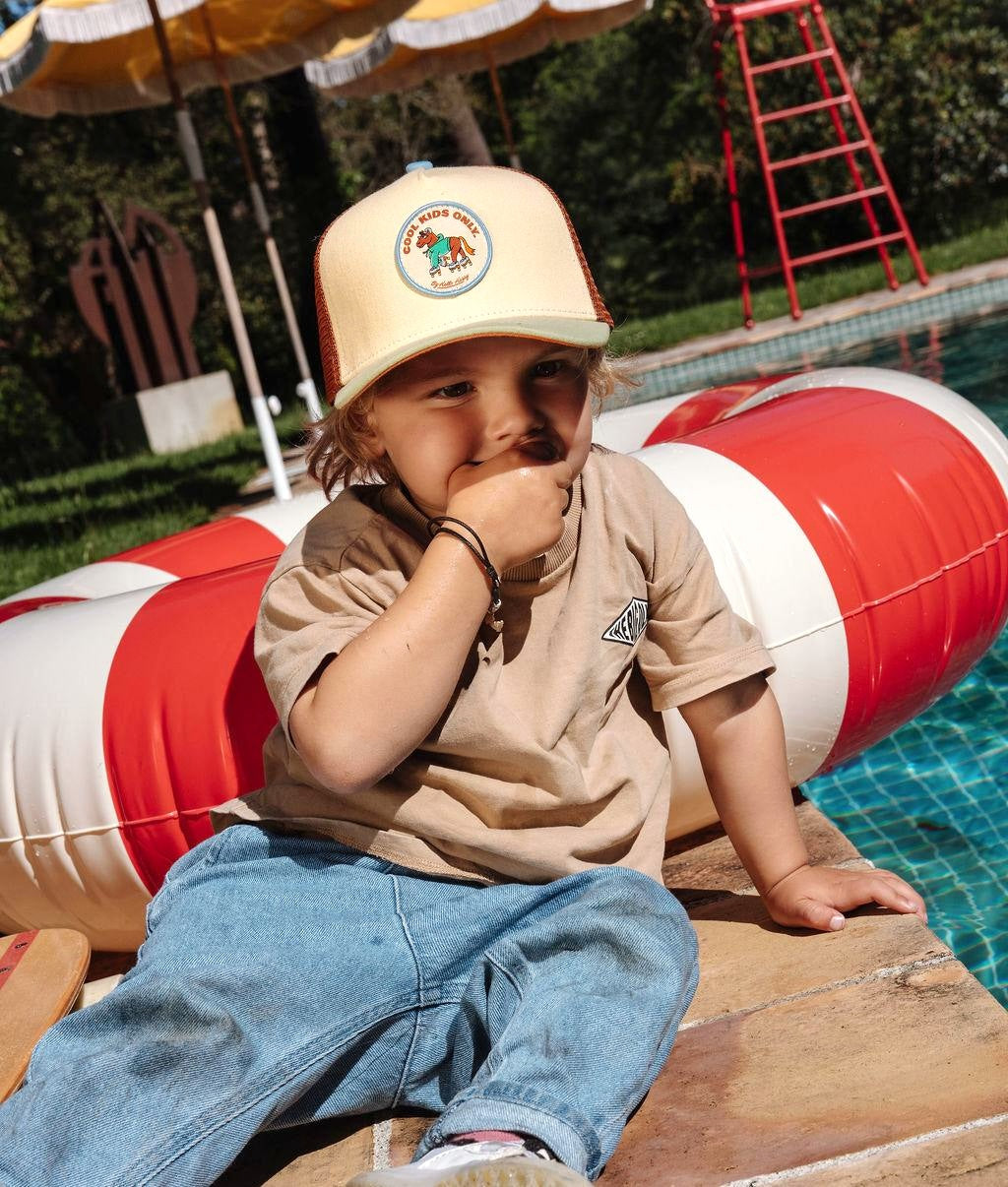 Boné infantil bege e castanho com pala curva e patch de cavalo Hello Hossy