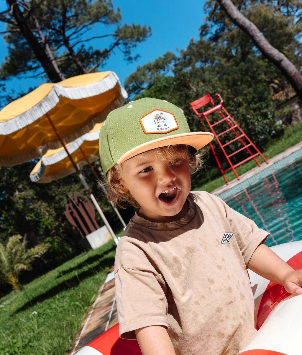 Boné infantil verde e bege com pala reta, patch bordado food Hello Hossy