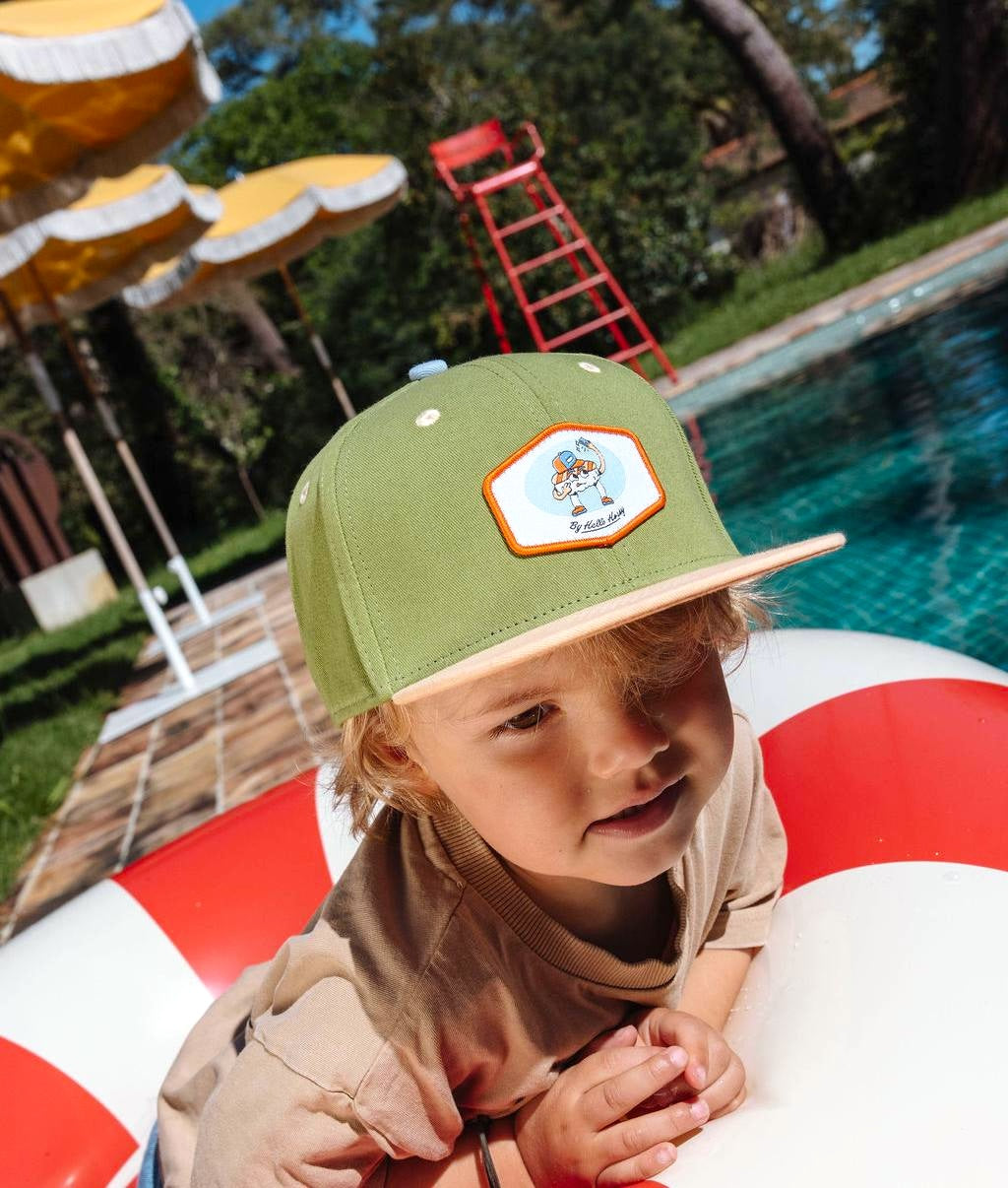 Boné infantil verde e bege com patch bordado e pala reta Hello Hossy