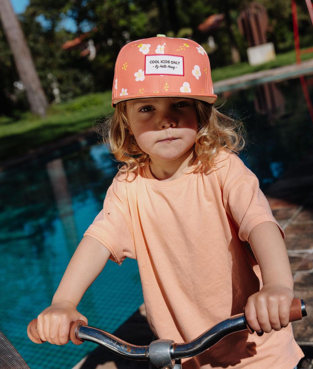 Boné infantil coral com flores brancas, pala reta Hello Hossy