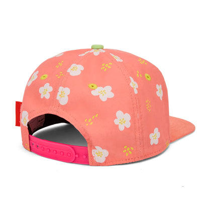 Boné infantil coral com flores, pala reta, detalhe de fecho traseiro Hello Hossy