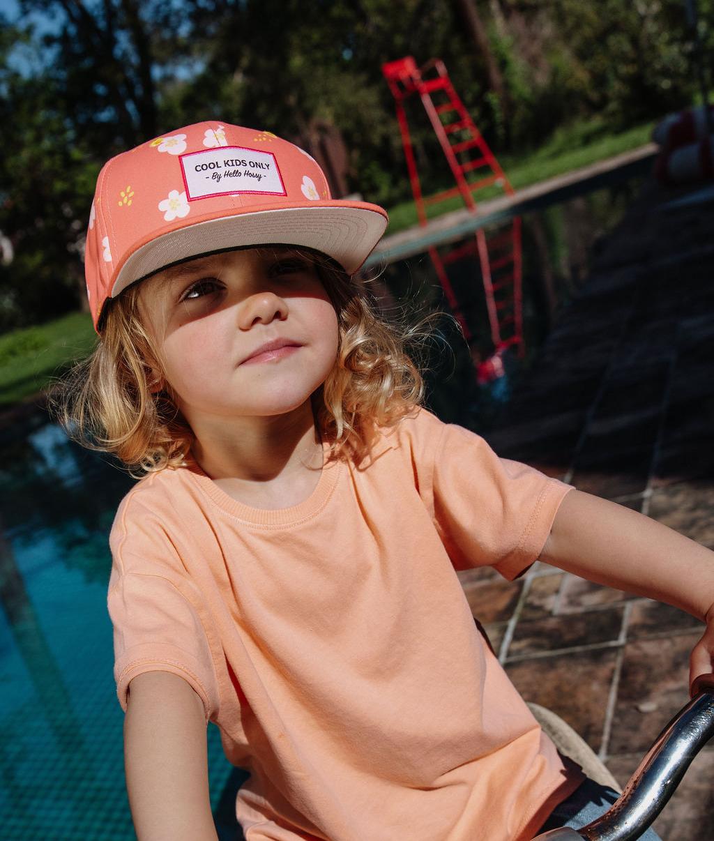 Boné infantil coral com flores brancas, pala reta Hello Hossy
