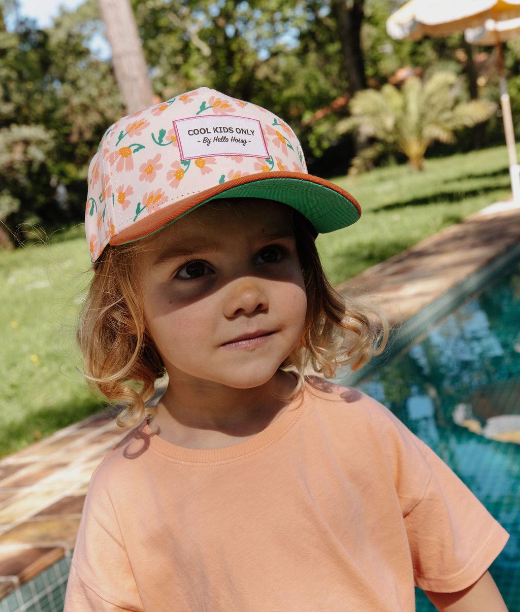 Boné infantil com padrão de flores, vista de frente Hello Hossy