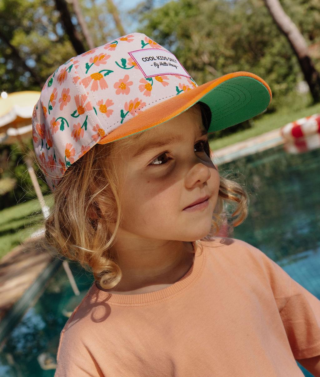 Boné infantil com padrão de flores usado Hello Hossy