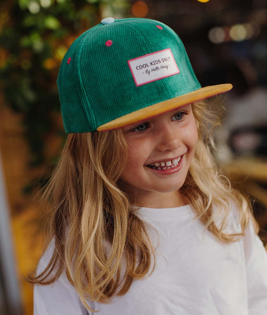 Boné infantil Sweet Rainbow, pala reta, veludo, certificado Oeko-Tex, desde os 9 meses, Cool Kids Only!