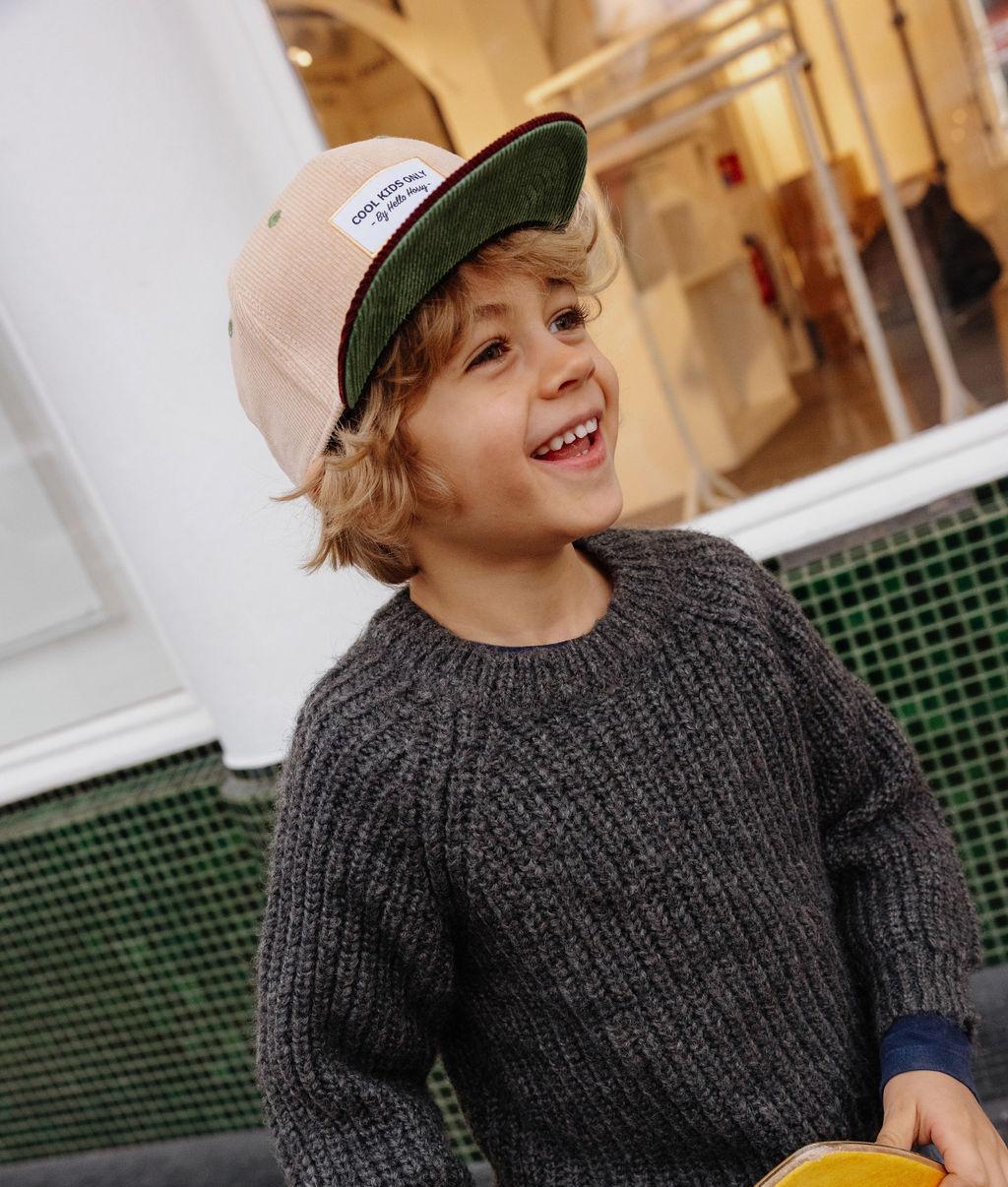 Menino a usar o boné de veludo bege Sweet Almond – foto lifestyle – Hello Hossy