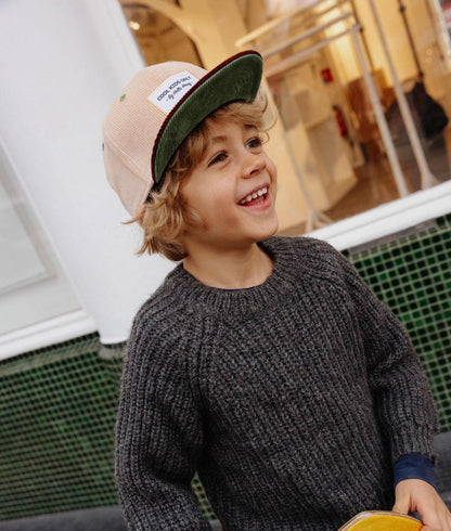 Menino a usar o boné de veludo bege Sweet Almond – foto lifestyle – Hello Hossy