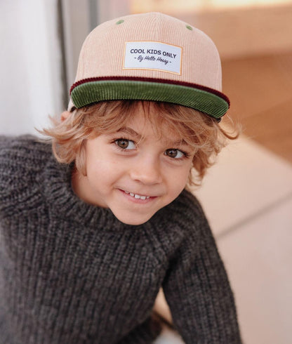 Boné de veludo bege Sweet Almond usado por um menino – vista de frente – Hello Hossy