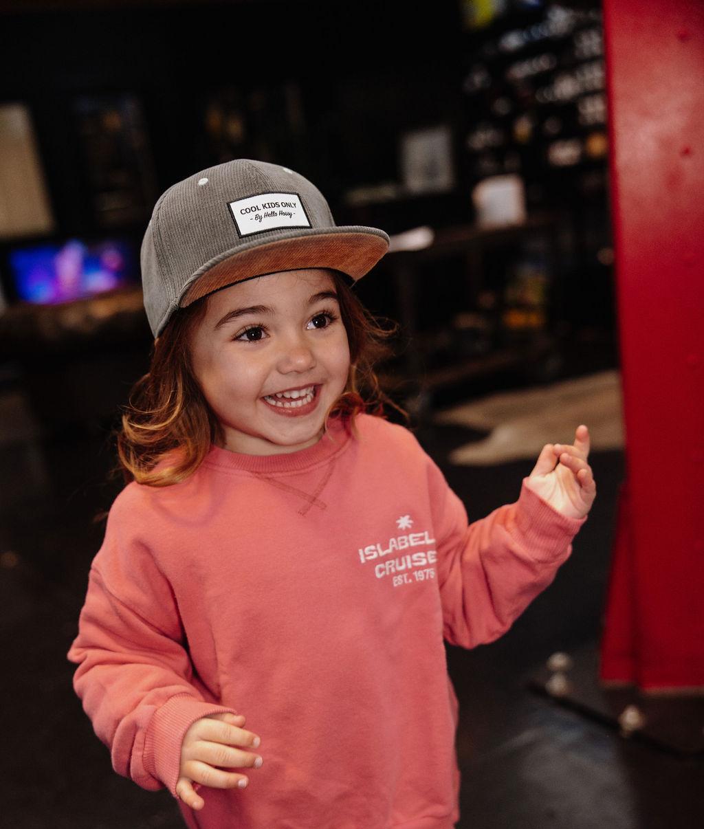 Menina com boné de veludo cinzento Sweet Berry – look desportivo – Hello Hossy