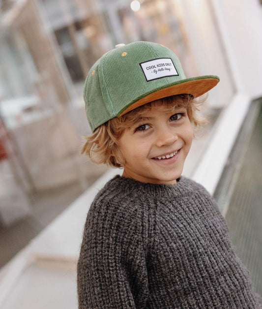 Boné de veludo verde Sweet Kiwi usado por um rapaz – vista de 3/4 – foto lifestyle – Hello Hossy