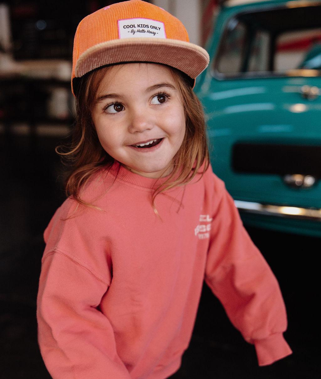 Boné de veludo laranja Sweet Mandarine usado por uma menina – vista de frente – Hello Hossy