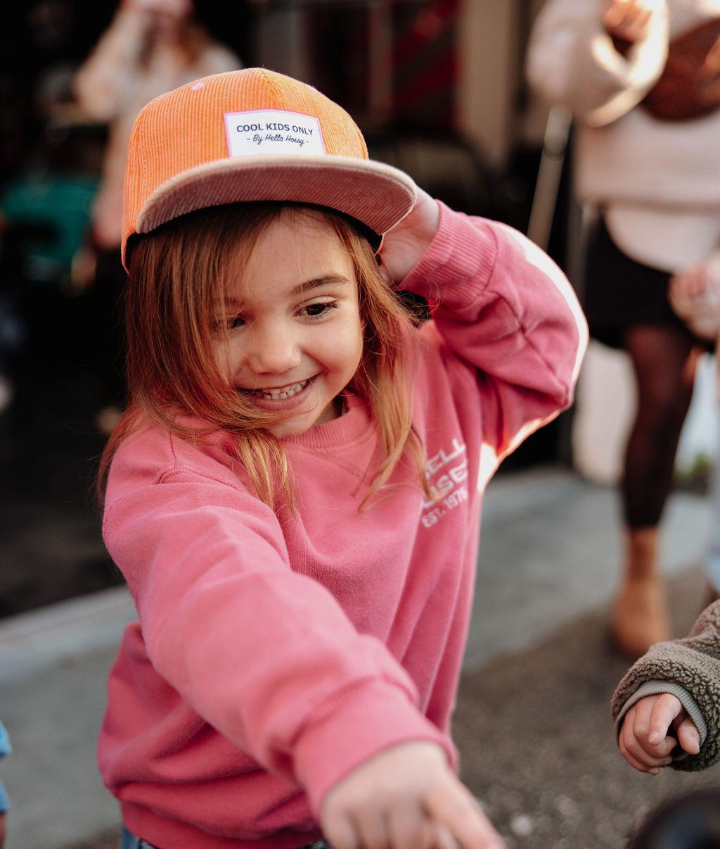 Boné de veludo laranja Sweet Mandarine usado por uma menina – fotografia lifestyle – Hello Hossy